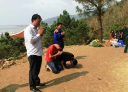 Người dân quỳ lạy, khóc nức nở trước mộ Đại tướng