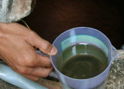 Cuộc sống đảo lộn vì giếng đầy xăng
