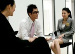 Nên buộc xưng hô "anh em" nơi công sở