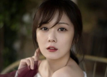 Trẻ đẹp như thiếu nữ ở tuổi 36, Jang Na Ra bị gán mác 'ma cà rồng'