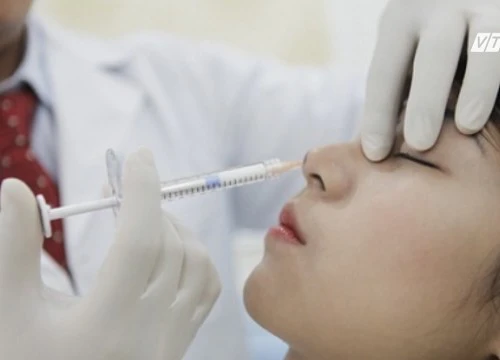 Cô gái bị mù một mắt sau khi tiêm chất nâng mũi