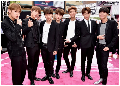 Vượt qua nhiều nghệ sĩ, chính trị gia hàng đầu thế giới, BTS đứng đầu bình chọn Nhân vật của năm