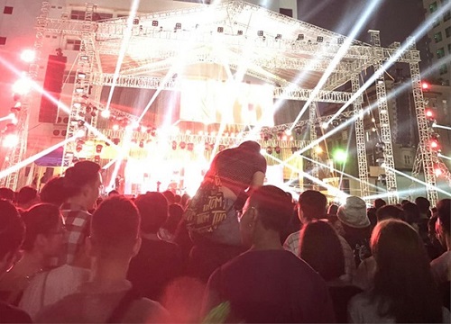 'Tạo nét' giữa lễ hội âm nhạc theo kiểu 'leo lên đầu lên cổ' người yêu, cô gái nhận 'đá' mệt nghỉ!