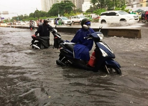 Hàng loạt xe chế.t máy trên đường Nguyễn Hữu Cảnh