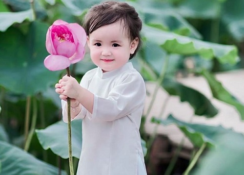 Mùa sen thị phi đã qua, hội chị em lại tan chảy với "thiếu nữ má phính" cao 80cm diện áo dài xinh như búp bê
