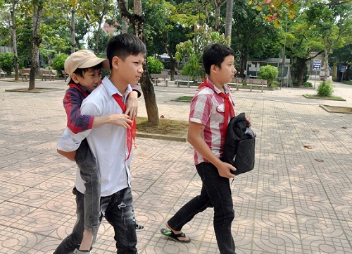 Tặng 'đôi chân' mới cho 'chú lính chì' xứ Nghệ 3 năm đến lớp trên lưng bạn