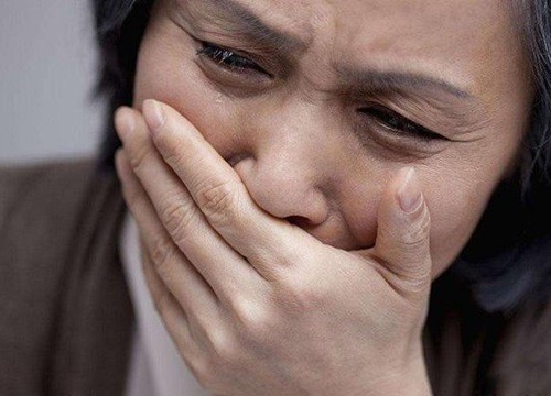 Sang thăm vợ cũ, lúc về em dúi cho chiếc cặp lồng, nhìn thứ bên trong tôi thẫn thờ