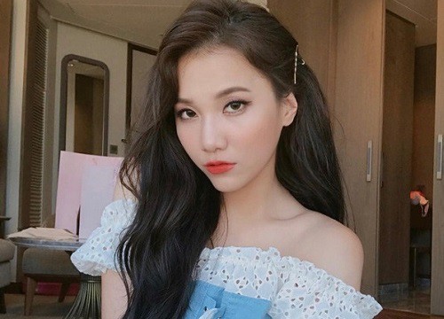 Hot girl tụt quần khoe bikini làm náo loạn hồ bơi