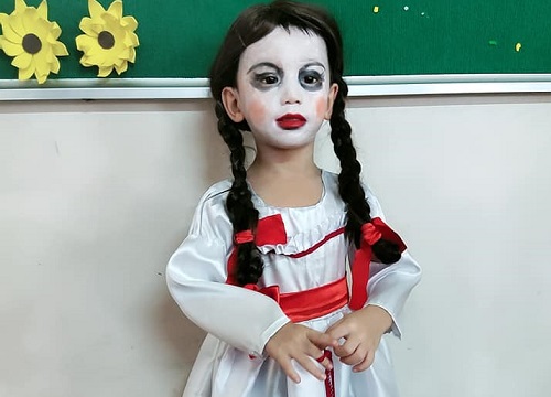Màn hóa trang 'đỉnh' nhất Halloween 2020: Cậu bé vào vai búp bê Annabelle nhờ tài trang điểm, may váy của mẹ