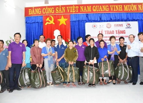 3.500 bộ phao cứu sinh tặng ngư dân miền Trung và chiến sĩ nhà giàn DK1
