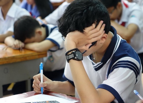 Phát hiện học sinh ngủ gật, thầy xuống vạch áo bắt quả tang nhưng sự thật lại khiến tất cả cười "bể bụng"