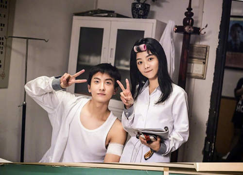 Đàm Tùng Vận bị Hứa Ngụy Châu "bẻ cổ", hôn đến cong người ở trailer Phố Ma Dương Thân Yêu
