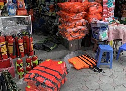 Miền Trung lũ lớn, áo phao cứu sinh 'cháy hàng' ở Hà Nội