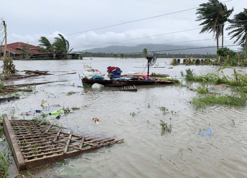 Làng mạc chìm trong biển nước khi bão Molave quét qua Philippines