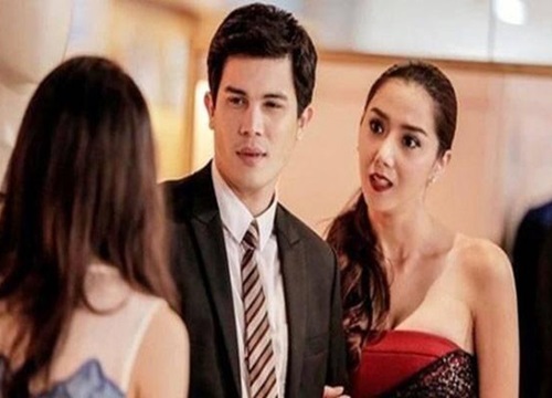Bắt gặp chồng tay trong tay với bồ trẻ đẹp ở trung tâm thương mại vợ chỉ buông vài câu khiến cặp đôi ngoại tình tự nguyện cắt đứt