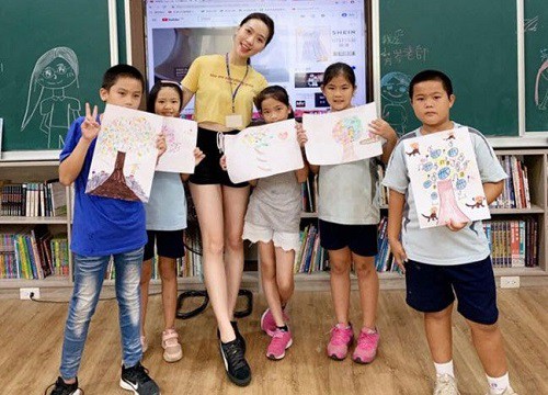 Đến trường tiểu học đón con, vừa nhìn thấy cô giáo, bà mẹ đùng đùng đòi đổi giáo viên vì: Thế này hư hết các cháu!