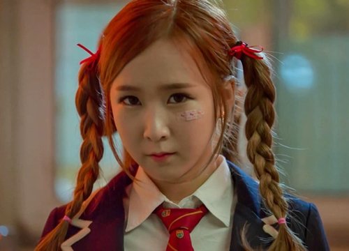 Nữ ca sĩ Hàn kể chuyện đồng nghiệp đánh nhau trong hậu trường