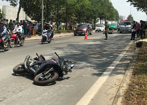 Vừa nghiêng đầu sang phải, ông chú bị nữ sinh tông ngang thân xe, dân mạng ngao ngán khi soi camera