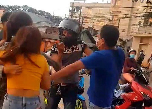Clip: Lôi bạn gái ra giữa đường đánh, chàng trai bị 2 người đàn ông "xử nóng" ngay tại chỗ