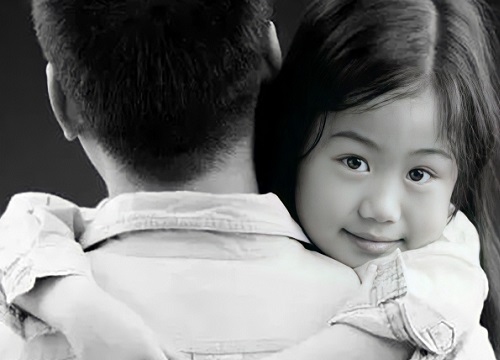 Con gái 16 tuổi ngồi trong lòng bố, mẹ thấy liền can ngăn nhưng phản ứng của hai cha con khiến nhiều người tranh cãi