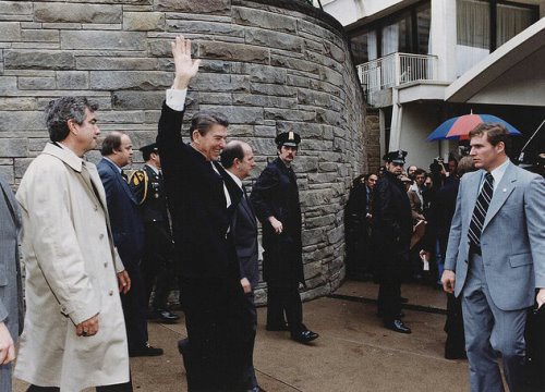 Tay súng 'điên tình' từng ám sát hụt Ronald Reagan