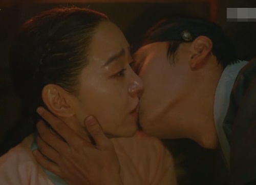 Shin Hye Sun môi kề môi với anh nuôi, nhiệt tình qua mặt chồng để thả thính gái xinh ở Mr. Queen tập 3
