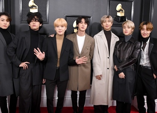 Khi các chàng trai BTS mặc yếm: Suga bỗng hóa 'cục đường' ngọt lịm, em út Jungkook dễ thương 'hết nấc'
