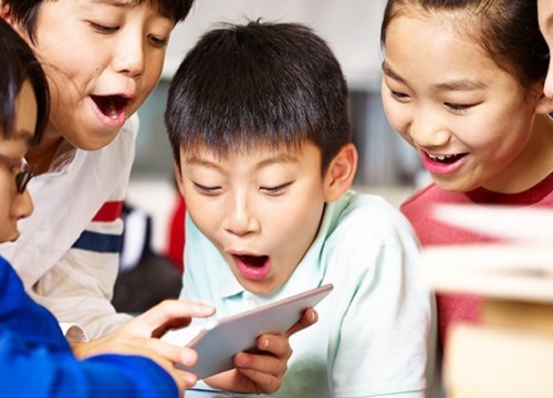 Tám dấu hiệu nhận biết trẻ hướng ngoại