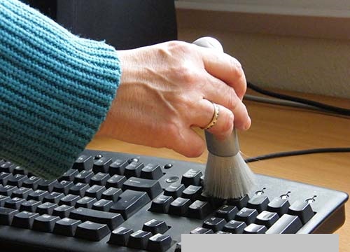 Đoạn video phóng đại x1000 lần những thứ nằm trên mặt bàn phím máy tính và vòi nước chúng ta xài mỗi ngày khiến nhiều người rùng mình, hết dám ở bẩn