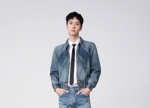 Cư dân mạng chú ý đến hình ảnh của Vương Nhất Bác khi Địch Lệ Nhiệt Ba bị fan cuồng làm phiền ngay trên sân khấu