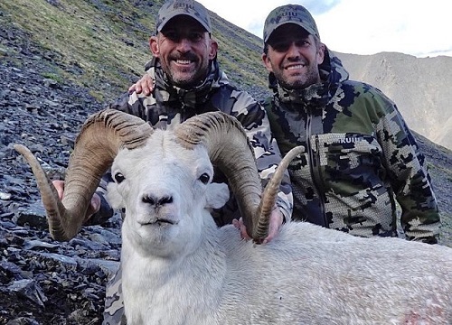 Cậu cả nhà Tổng thống Trump tiêu tốn hơn 1,7 tỷ để sang Mông Cổ săn cừu trong Sách đỏ