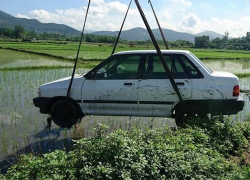 Chiếc ô tô con rơi giữa ruộng, nhìn cảnh hàng chục người giải cứu như "kéo co" khiến dân tình ngán ngẩm