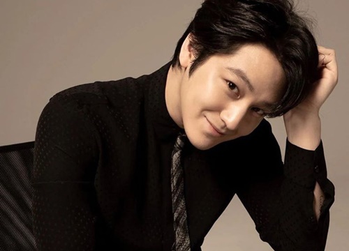 Ngất lịm vì loạt ảnh "úp thính" của Kim Bum, fan tấm tắc: Chàng gốm lại phong độ như ngày nào!