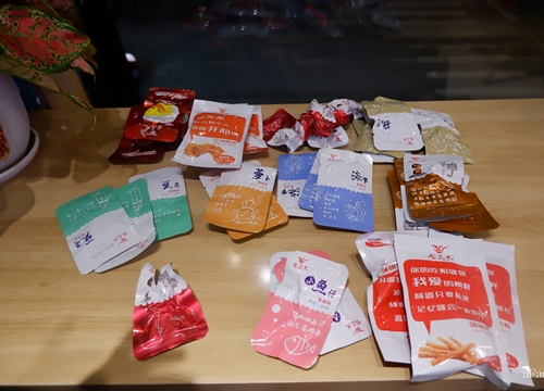 Review "tận miệng" set 36 món ăn vặt nội địa Trung đang hot rần rần: Càng ăn càng thấy cay "tụt lưỡi" nhưng liệu có thật sự đáng thất vọng?