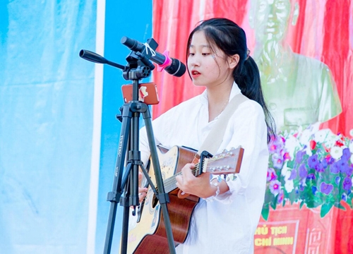 Hát khơi khơi trên sân khấu, n.ữ sin.h 2003 khiến dân tình được phen lụi tim vì giọng ngọt quá