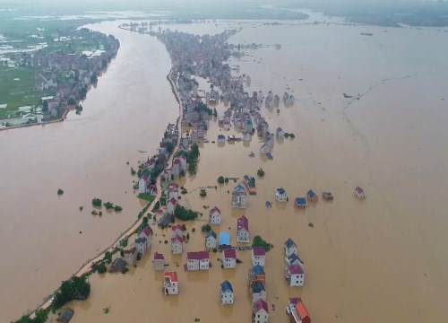 Hồ nước ngọt lớn nhất Trung Quốc vỡ bờ