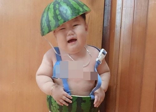 Em bé từng gây sốt khi chụp ảnh với Quang Hải, Đức Chinh lại nhận ngàn like với bộ ảnh quần dưa hấu siêu cute do mẹ sáng tạo