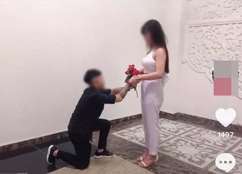 Giật trộm hoa từ người đi đường mang tỏ tình bạn gái rồi thản nhiên khoe trên trang cá nhân, anh chàng xăm trổ nhận cả rổ gạch đá từ phía cộng đồng mạng
