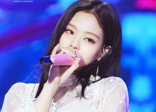 Knet phẫn nộ vì loạt idol bị fan "chọi" đồ tới tấp trên sân khấu: Quá đau đớn và nguy hiểm, thái độ sau đó đáng xót xa