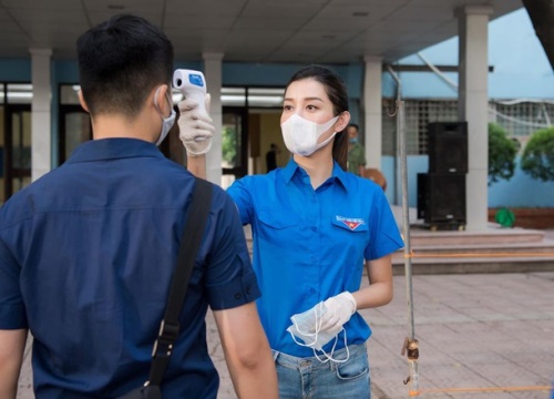 Á hậu Huyền My làm tình nguyện viên tiếp sức mùa thi