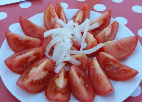 Du khách bực mình vì món salat chỉ toàn cà chua và hành sống