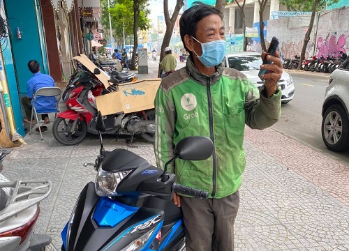 Chú xe ôm được cô gái xinh đẹp giúp đỡ mua xe, điện thoại: 'Có nằm mơ tôi cũng không tưởng tượng được cảnh này'