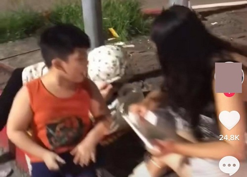 Gặp hai mẹ con bé trai ăn xin nằm bên lề đường, cô gái đi xe Vespa bất ngờ ngồi xuống cùng và làm một hành động khiến ai nấy bất ngờ