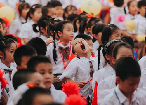 Loạt ảnh cũ về khoảnh khắc buồn ngủ của các cô cậu học sinh tiểu học ngày khai trường bất ngờ 'gây sốt'