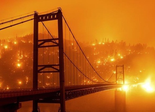 California chìm trong khói lửa màu cam như sao Hỏa