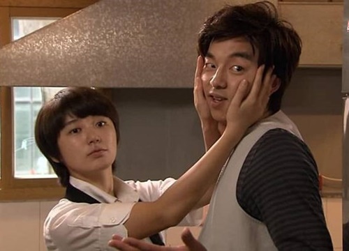 Gong Yoo - Yoon Eun Hye đòi "độn thổ" khi nhìn lại chính mình thời "còn phèn" ở teaser phim tài liệu Tiệm Cà Phê Hoàng Tử