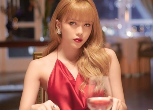Thiều Bảo Trâm đang diễn hăng say thì fan gọi tên Sơn Tùng M-TP, biểu cảm ngại ngùng gây chú ý