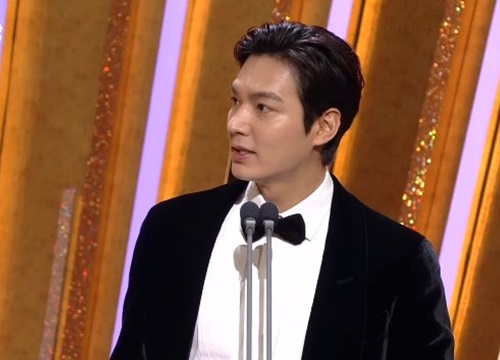 'Cuộc chiến thượng lưu' giành hàng loạt giải thưởng cuối năm, Lee Min Ho chiếm trọn spotlight