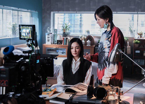 Dương Mịch gầy nhom, eo nhỏ xíu trên phim trường nhưng đáng chú ý là Triệu Vy lộ cả nhan sắc thật