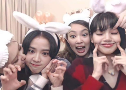 Khung hình năm mới gây sốt của BLACKPINK: Lisa mếu khóc, Jennie - Jisoo phá hình tượng, Rosé mặt gì mà "khó đỡ" thế này?